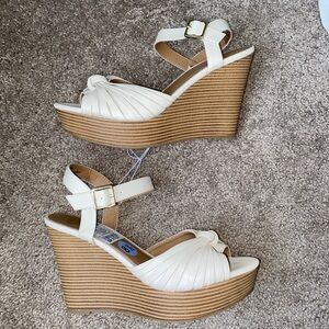 NWT “Report” Off White Wedges (8.5)